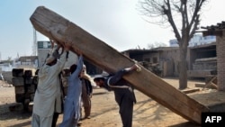 په پېښور کې يو مزدور د لرګي د وړلو هڅه کوي - انځور له ارشيفه