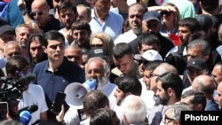 სომხეთის სამოციქულო ეკლესიის არქიეპისკოპოსმა ბაგრატ გალსტანიანმა (ცენტრში) სტუდენტებსა და საპროტესტო გამოსვლების სხვა მონაწილეებს მოუწოდა, დაიწყონ „სამოქალაქო დაუმორჩილებლობის აქციები“.