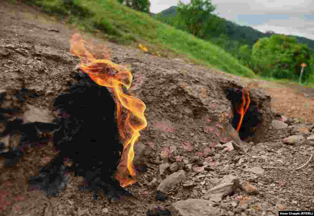 Ovo su požari nastali od prirodnog gasa u selu rumunskog brdovitog okruga&nbsp;Buzau,&nbsp;Turca.