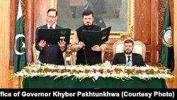 ارشد حسین شاه (له کیڼ لوري لومړی) د نومبر پر ۱۲مه د خپلې دندې لوړه کوي.