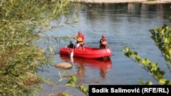 Spasioci na reci Drina između Srbije i BiH blizu mesta gde se prevrnuo čamac s migrantima, 22. avgust 2024.