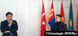 Казакстандын Монголиядагы элчиси Габит Койшыбаев (солдо микрофон менен) жана ЮНЕСКОго караштуу КЦИЭИнин тышкы байланыштар боюнча кызматкери, илимпоз Мунхочир Суренжав “Көчмөндөр асыл нарктары” аттуу симпозиумда. Улаан-Баатар. 05.12.2023.
