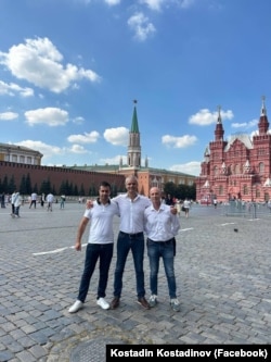 Kostadin Kostadinov la Moscova, alături de doi colegi din partidul Renașterea, în august 2024.