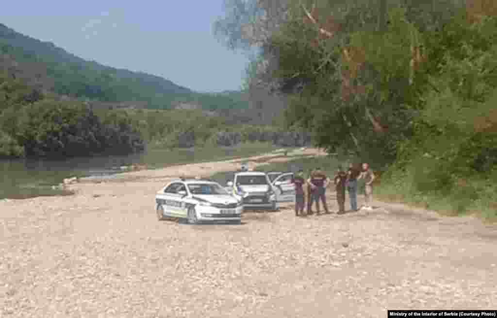 "Prema rečima migranata koji su došli do obale, u čamcu je bilo oko 25 osoba, a policija i vatrogasci-spasioci zatekli su na obali 18 osoba od kojih je troje dece", saopštilo je Ministarstvo policije Srbije.