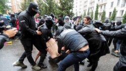 პოლიციელები აკავებენ აქციის მონაწილეს პარლამენტის შენობასთან - ამ დროს საქართველოს პარლამენტის იურიდიულ საკითხთა კომიტეტმა 67 წამში განიხილა და მხარი დაუჭირა "აგენტების კანონს". 13 მაისი, 2024 წელი 