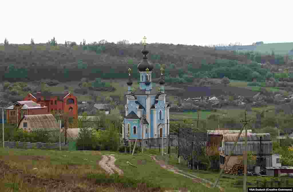 До: православний храм УПЦ (МП) у селі Богородичне Донецької області, фото 2009 року. Після: руїни Богородичного, сфотографовані в грудні 2022 року, після того, як село було втрачене та відвойоване українськими військами кілька разів того року
