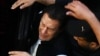 د پاکستان رېنجرز ځواک سرتېري د مې پر نهمه عمران خان ګاډي کې کښېنوي.