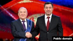 Президент Садыр Жапаров Мурат Укушовго III даражадагы “Манас” орденин тапшыруу учуру. 5-май, 2023-жыл. Бишкек.