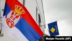 Zastave Kosova i Srbije u Zubinom Potoku, gde većinom žive Srbi, na severu Kosova, 31. maj 2023.