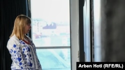 Ukrajinska novinarka Ljudmila Makej gleda fotografije izložene u hotelu Grand.