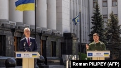 «Вчасна підтримка нашої армії: cьогодні позитиву в цьому пункті я поки що не бачу. Поставки є, вони пішли, по трошки пішли. Треба цей процес пришвидшити», – Зеленський