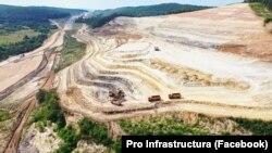Lotul cu tunelul prevăzut sub munții Meseș (Sălaj), de pe autostrada Transilvania, se învecinează cu tronsonul de 12 km Zimbor - Poarta Sălajului (foto, din iulie 2024), în lucru și finanțat prin PNRR și cu lotul de 13,5 km Nușfalău - Suplacu de Barcău, inaugurat în 2023. 