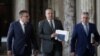 Legea pensiilor speciale propusă de guvern este în impas, spun surse politice pentru Europa Liberă. De la stânga la dreapta, ministrul Muncii, Marius Budăi, premierul Nicolae Ciucă și ministrul de Interne Lucian Bode. 