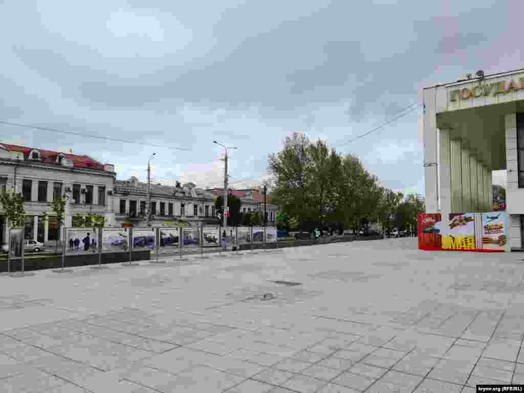 На площади Ленина установили выставку «Дорога к Великой Победе», а возле Музтеатра тематическую фотозону