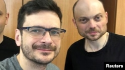 Ілля Яшин (л) і Володимир Кара-Мурза невдовзі після звільнення з російської в'язниці, Берлін, серпень 2024 року