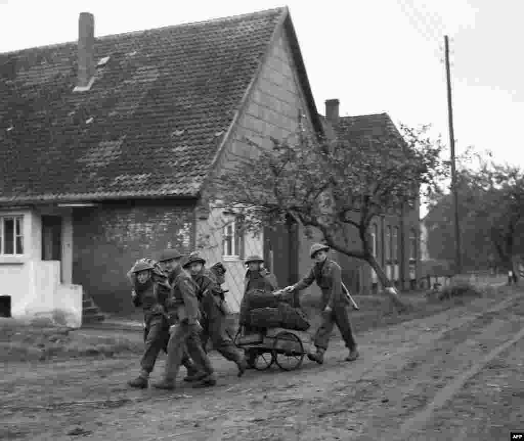 Британские военные во время учений НАТО в контролируемом Соединённым Королевством секторе Германии, сентябрь 1951 года. На фоне растущей напряжённости в отношениях с Советским Союзом страны НАТО заявили, что нападение на одного члена альянса будет рассматриваться как нападение на всех. Это положение было включено в ключевой раздел договора НАТО, известный как Статья 5 