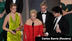 Julija Navaljni, govori uz kćerku Dariju i režisera filma Danijela Rohera
