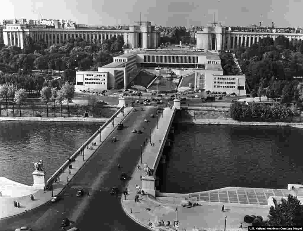 Временная штаб-квартира НАТО в Париже, начало 1950-х годов. Директор управления по европейским делам США Джон Д. Хикерсон в 1948 году призвал Вашингтон продемонстрировать «конкретные доказательства американской решимости противостоять дальнейшему вторжению коммунизма» в Европе. «Готовность бороться за свободу тесно связана с силой доступной помощи», — отметил дипломат 