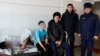 Балыкчыда сууга түшүп кеткен эки өспүрүм жана алардын куткаруучулары. 