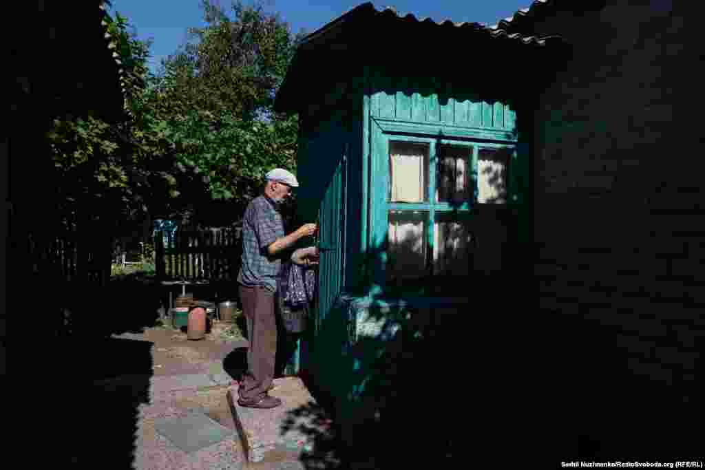 Пану Василю 84 роки, 65 з них він прожив на Донбасі. Чоловік зачиняє двері на замок у своєму будинку у Новогродівці, який побудував власноруч, і кладе ключі у літній кухні – так за сільською традицією роблять, коли йдуть з дому ненадовго.