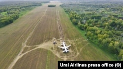 Rusiyanın Novosibirsk vilayətinin Ubinskoye kəndi yaxınlığında qəza enişi edən "Ural Hava Yolları" təyyarəsi.