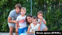 Весела Георгиева и четирите ѝ деца