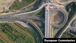 Radovi na dijelu autoputa kroz Republiku Srpsku koji je financiran sredstvima EU kod Doboja, na sjeveru Bosne i Hercegovine