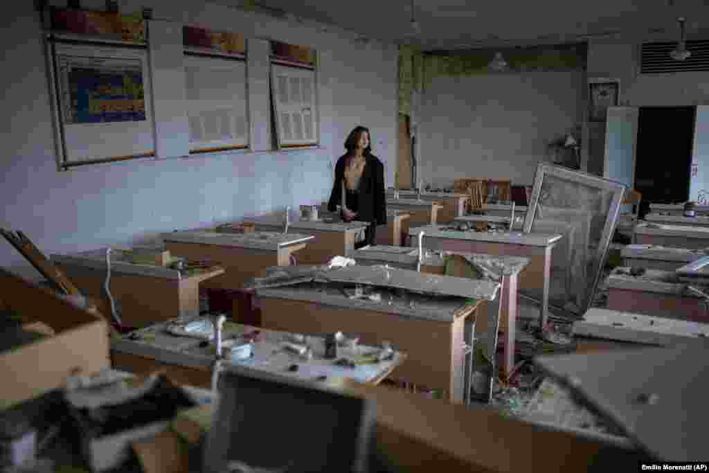 Înconjurată de cioburi de sticlă spartă și dărâmături, Kristina Ignatova, în vârstă de 16 ani, stă la banca ei printre rămășițele clasei sale din Școala nr. 21 din Cernigău. „Ceea ce s-a întâmplat este o tragedie. Am plâns deja pentru tot ce am pierdut. Îmi lipsesc prietenii, școala și profesorii mei. Dar va exista o nouă școală, noi profesori și prieteni. Cel mai important este că viața merge mai departe”, a spus ea. 