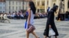 
Analiștii economici spun că, în ciuda actualelor cifre pozitive privind economia românesc, pe viitor situația s-a putea înrăutăți. Creșterea prețurilor, care îi va afecta în special pe cei cu venituri mici, ar putea continua. 