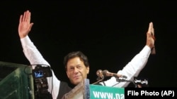 عمران خان په لاهور کې د یوې ولسي غونډې پر مهال - پخوانی انځور.