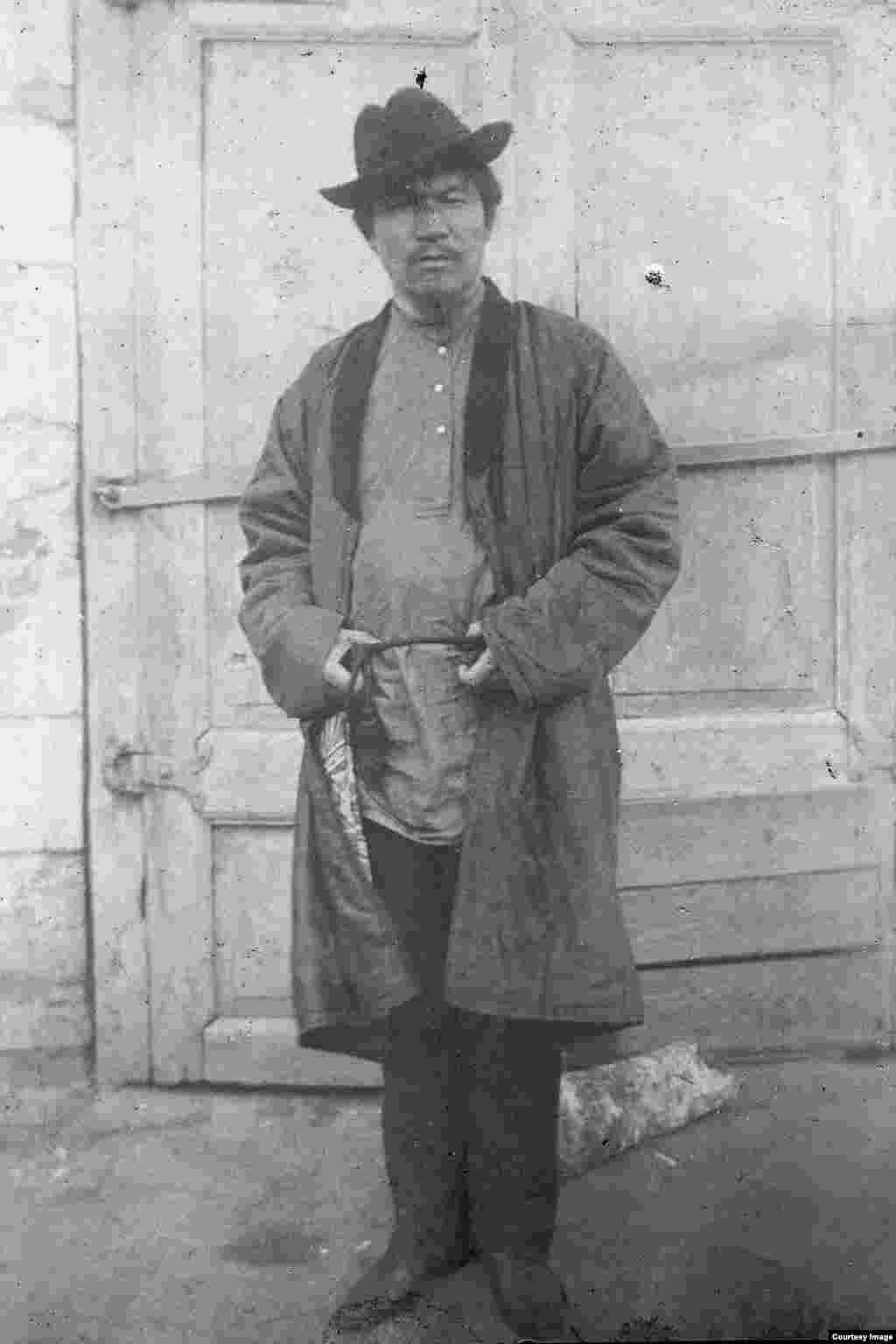 Ранее неизвестный снимок Алихана Букейханова. Это фото в архиве отделения Западной Сибири Русского императорского географического общества в историко-краеведческом музее Омска обнаружил исследователь Султан-Хан Аккулыулы. Фото, хранившееся в папке, было подписано: «Алиханъ Букейхановъ. Павлодаръ, 1908». Исследователь полагает, что подпись под снимком ошибочна, фото снято в Семее осенью 1908 года. 