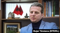 Od 2016. godine, Alternativa za promene aktuelnog predsednika Opštine Šćiprima Arifija (na fotografiji) i Stranka za demokratsko delovanje Šaipa Kamberija, trenutno jedinog poslanika u Skupštini Srbije, više puta su preuzimali vlast u Preševu.