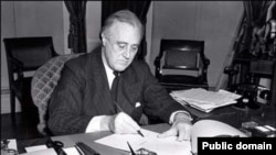 Президент США Франклін Рузвельт підписує закон про ленд-ліз для СРСР. 1941 рік