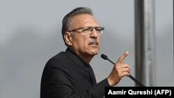 ولسمشر ډاکټر عارف علوي نه یوازې د عمران خان په مشرۍ له تحریک انصاف ګوند سره اړه لري بلکې د هغه یو له نژدې سیاسي همکارو دی. 