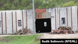 Jedan od objekata zadruge gdje su počinjeni zločini, dok traje 'raščišćavanje', april 2022.