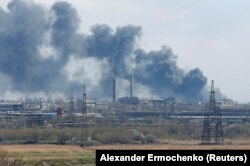 Російська авіація постійно бомбардує «Азовсталь»