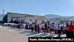 Građani čekaju u dugim redovima za vakcinu, a iz Ministarstva zdravstva KS mole sve građane za strpljenje i poštovanje higijensko – epidemioloških mjera, 31. jul 2021. 