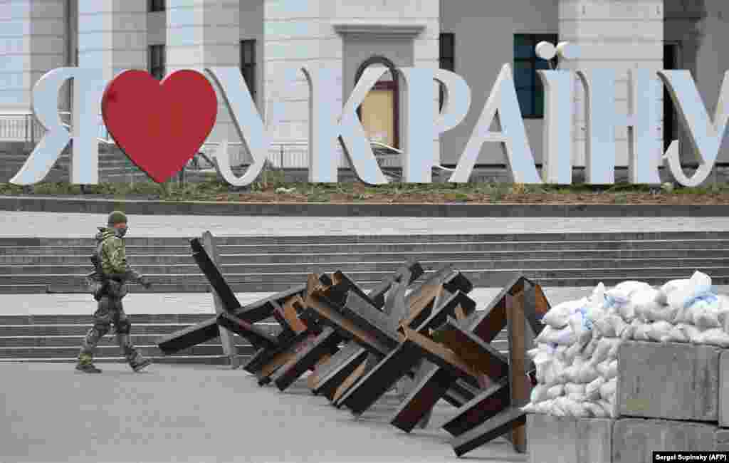 "Češki ježevi" na trotoaru ispred znaka "Volim Ukrajinu" u centru Kijeva, 7. mart.