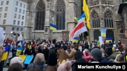 Акція української діаспори біля Cобору святого Штефана у центрі Відня