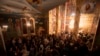 Cea mai importantă sărbătoare a creștinătății, Paștele, este celebrată, în cei mai mulți ani, la date diferite de Biserica Ortodoxă și cea Catolică. Imagine ilustrativă din timpul slujbei religioase de Paște la Biserica Parohiei Brâncuși din București, 24 aprilie 2022.