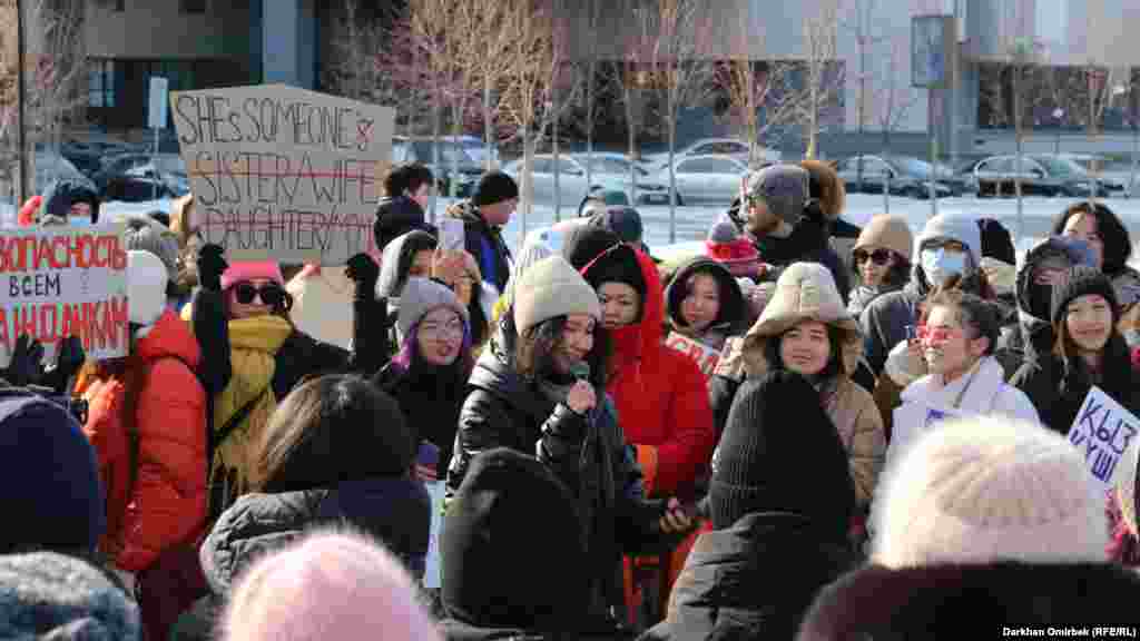 Столичный митинг за права женщин в Казахстане прошел в сквере на углу проспектов Абая и Жениса. Подиума для выступающих не было, но это не помешало собравшимся слушать друг друга