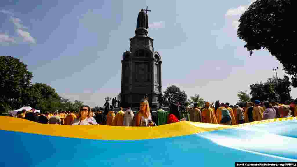 Як повідомляла пресслужба Київської митрополії, ПЦУ не організовувала масштабної хресної ходи, як у попередні роки. Однак миряни, які прийшли помолитися на літургію, разом із предстоятелем попрямували до пам’ятника князю Володимиру