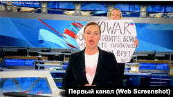 Marina Ovsjanikova u kadru iza voditeljice u informativnom programu Vrijeme na Prvom kanalu