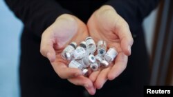 Medicinska radnica drži vakcine protiv COVID-19 na vakcinaciji u školi u Teheranu, 7. oktobar 2021. 