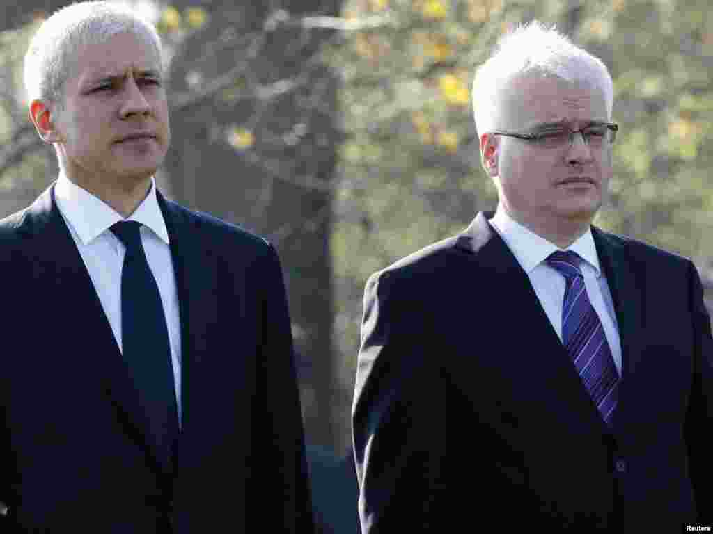 Predsjednici Srbije i Hrvatske, Boris Tadić i Ivo Josipović, odaju počast žrtvama na Ovčari, 04.11.2010. Foto: Reuters / Nikola Šolić
