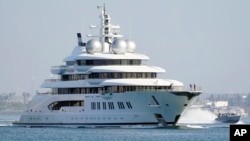 Super-iahtul Amadea navighează în Golful San Diego pe 27 iunie 2022. Vasul de 325 de milioane de dolari a fost confiscat de Statele Unite de la un oligarh rus sancționat.