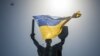 Зараз на щиті монумента встановлений герб СРСР із зіркою, серпом і молотом