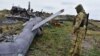 Український військовий дивиться на знищений російський військовий гелікоптер на острові Зміїний у Чорному морі, 18 грудня 2022 року, ілюстративне фото