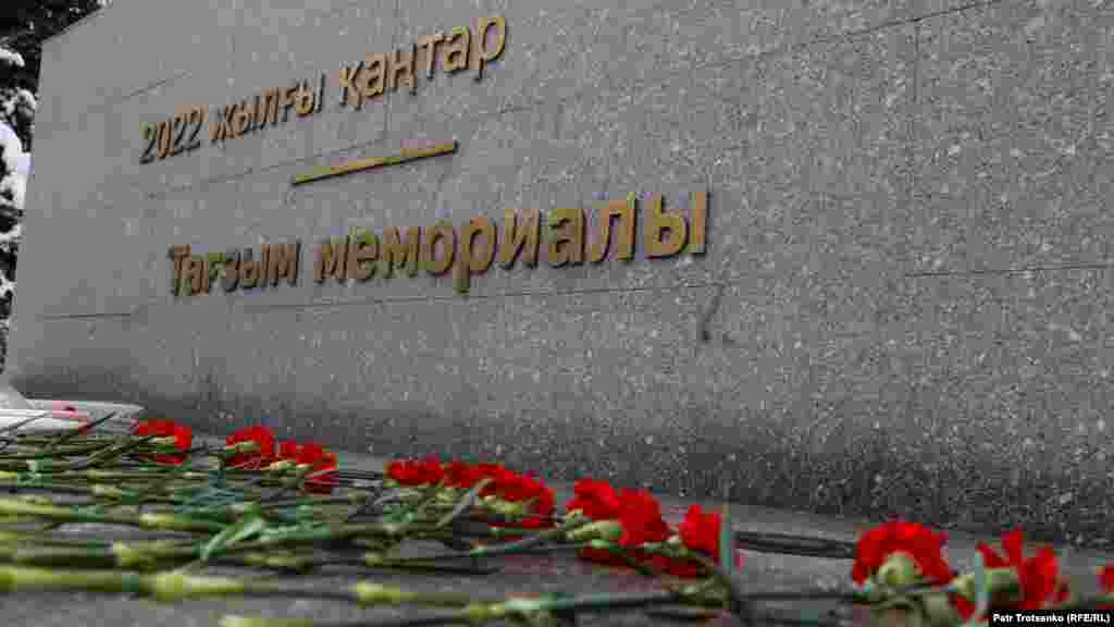 Цветы у мемориала «Тағзым». Его 23 декабря в узком кругу приглашённых лиц открыл президент Касым-Жомарт Токаев. Имена погибших на памятнике отсутствуют. Вместо них стелы черного, белого и серого цветов содержат высказывания известных казахских мыслителей, поэтов, писателей и общественных деятелей