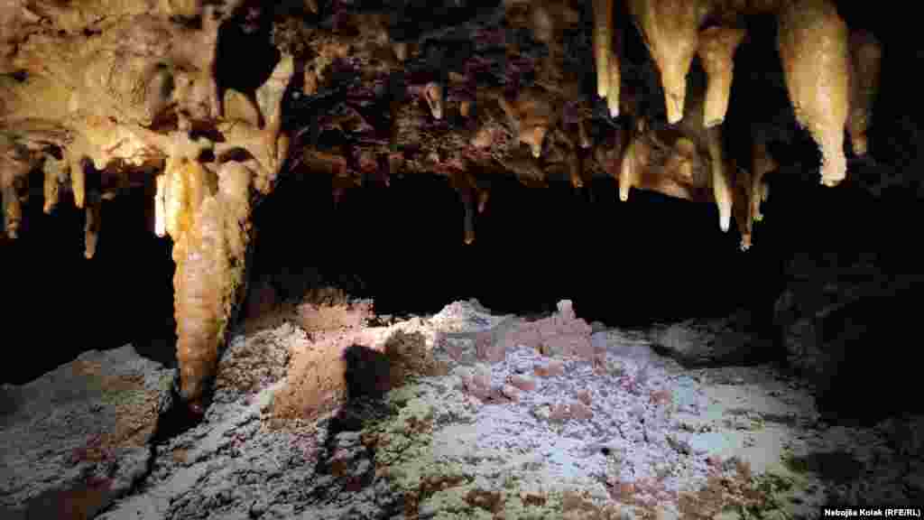 Upečatljiv simbol pećine je kameni stub, stalagmit, koji se nalazi na sredini pećine 